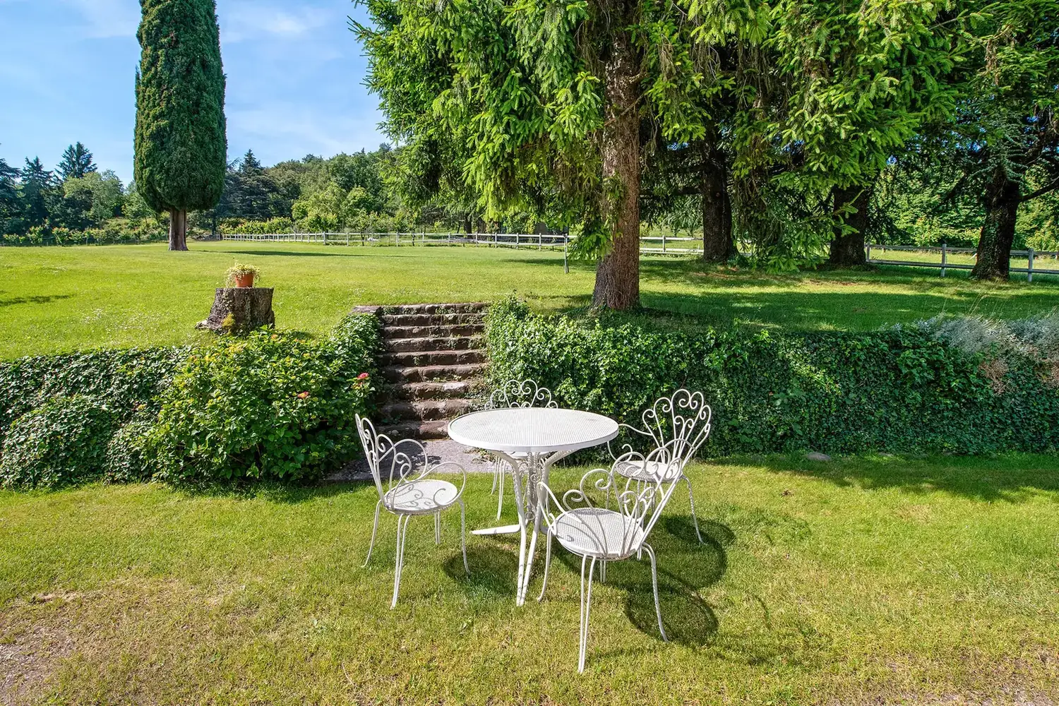 Outdoor table in the gardens of Cavallina Retreat